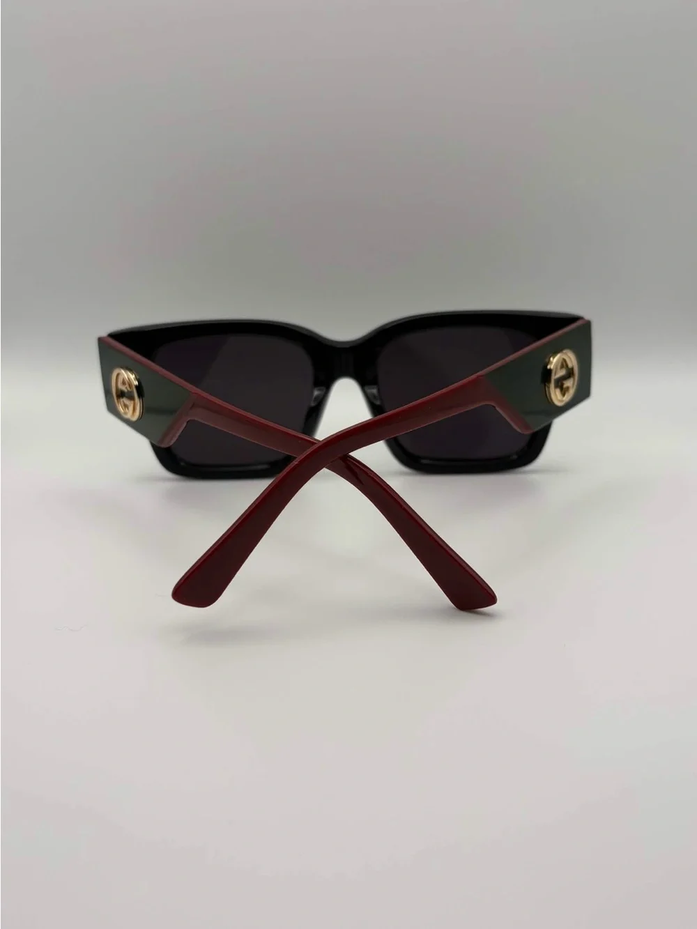 Gucci Black Front Red Temples Sunglasses with Gold GG Excellent Condition